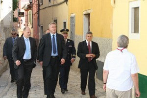 Slika PU_I/doček ministra ispred restoranaw.jpg